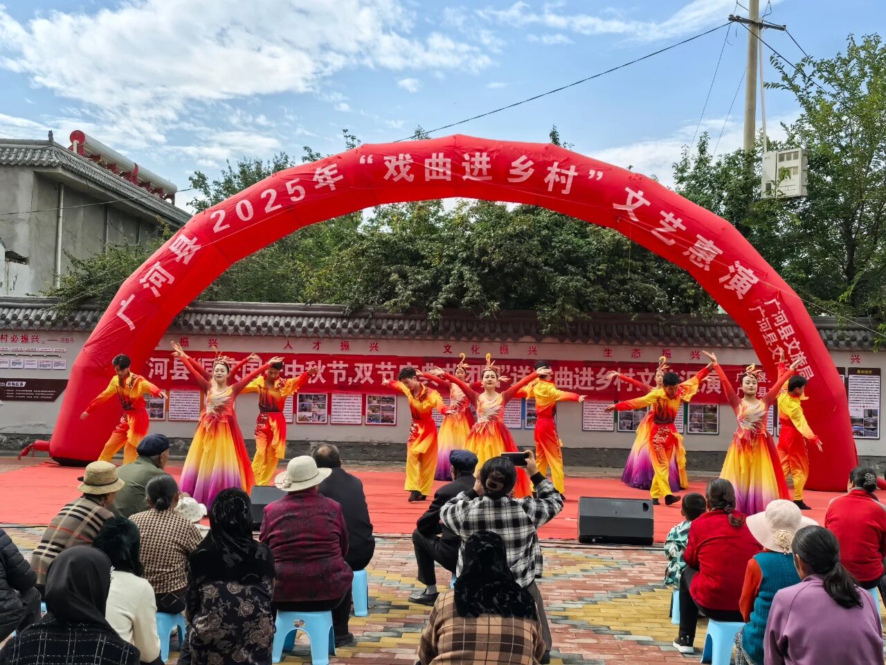 广河县“同庆国庆中秋节，双节庆典共团圆”送戏曲进乡村文艺汇演走进李家寺村