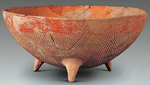 宽带纹三足彩陶钵