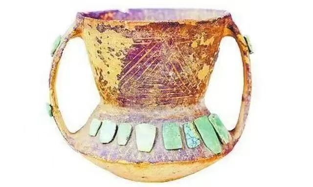 四坝文化镶绿松石彩陶罐