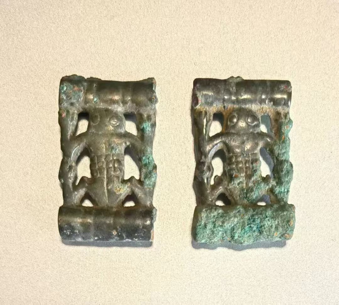 人形透雕青铜饰牌