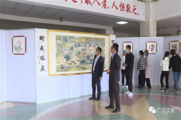 艺术浸润 快乐成长——广河县三甲集中学举办主题画展